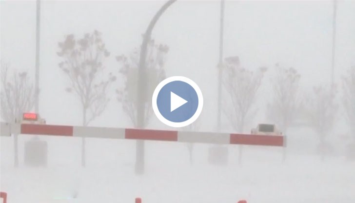 Хиляди полети са отложени или отменени