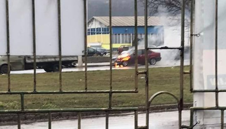 Автомобилът се е запалил по време на движение Автомобилът се е запалил по време на движение