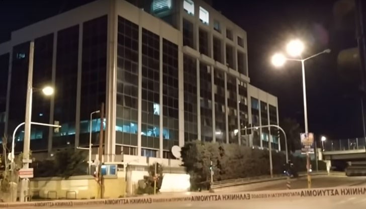 Счупени са прозорци на студията на канала Счупени са прозорци на студията на канала