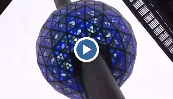 Топката е направена от 2 000 кристални парчета