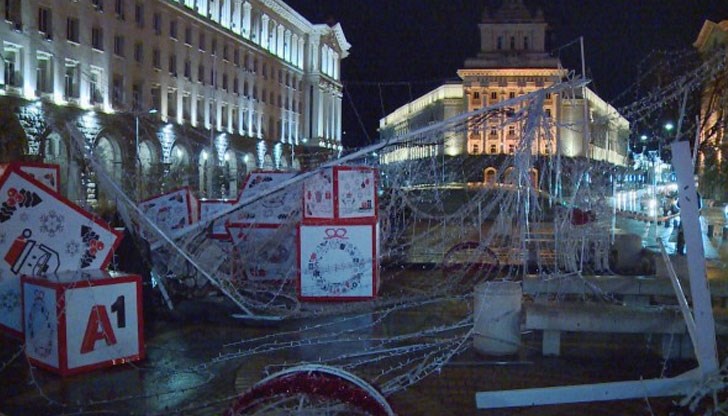 Елхата, лампички и други фигури, буквално се разпаднаха