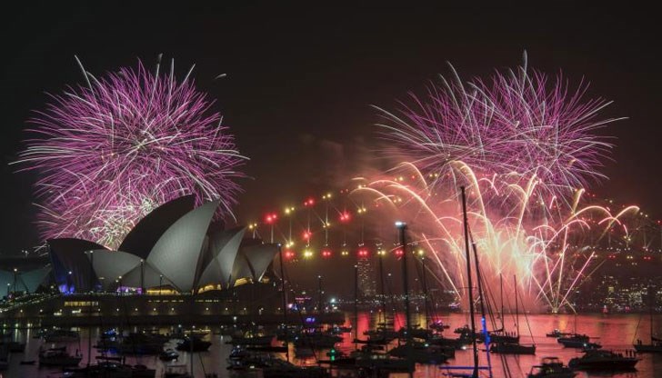 Хиляди се събраха на пристанището в Сидни, за да наблюдават традиционните фойерверки, с които градът е известен в цял свят