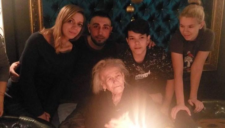 Русенката се радва на двама сина, четирима внуци и петима правнуци Русенката се радва на двама сина, четирима внуци и петима правнуци