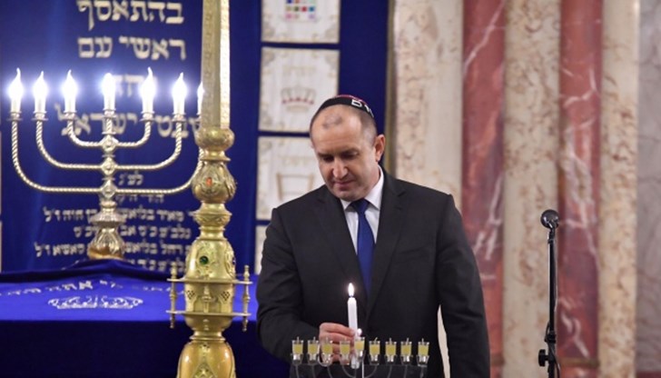 Нека светлините на Ханука ни напомнят, че в нашите ръце и сърца е волята да помагаме на светлината да си проправя път през мрака