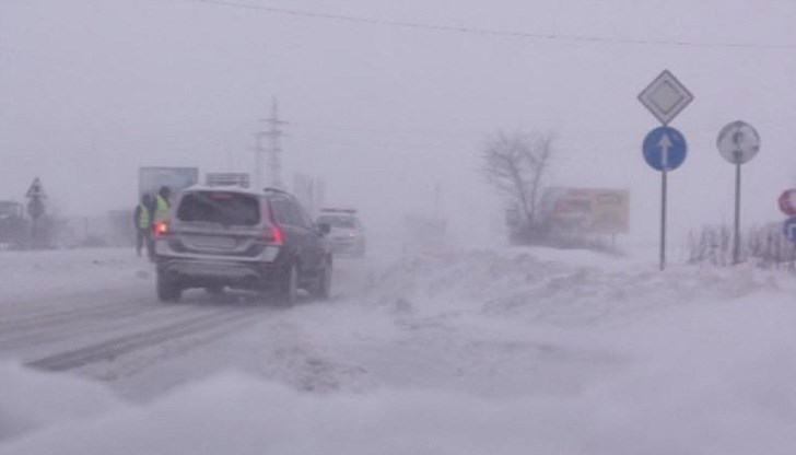 Обилни снеговалежи затрудняват движението по пътищата