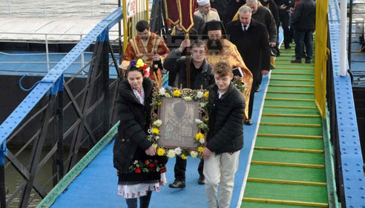 Ритуалното потапяне се извърши в реката от катер на Гранична полиция Ритуалното потапяне се извърши в реката от катер на Гранична полиция