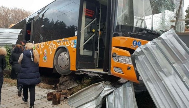 Метален стълб се вряза в предното стъкло и спря на сантиметри от шофьора