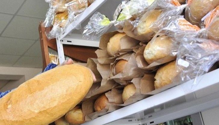 Правят го с боядисано брашно, овлажнители, омекотители, ензими, към тях ароматизатори и овкусители Правят го с боядисано брашно, овлажнители, омекотители, ензими, към тях ароматизатори и овкусители