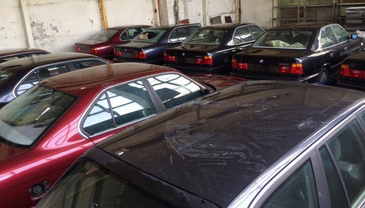 Колите са без номера и са зарязани чисто нови в този склад