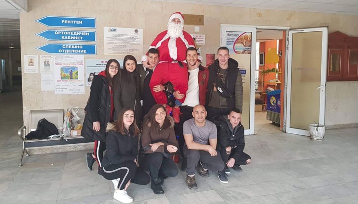 Младежи зарадваха пациентите на детското отделение в УМБАЛ - Русе Младежи зарадваха пациентите на детското отделение в УМБАЛ - Русе