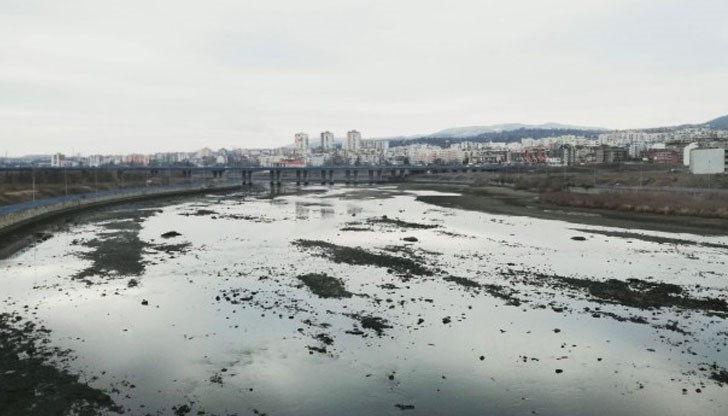 „Водното огледало” е източено