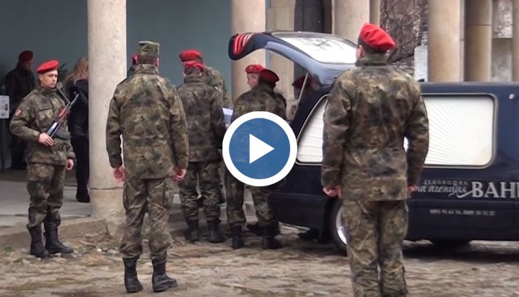 Близки, колеги и приятели изпратиха в последния ѝ път убитата военнослужеща от 61-ва Стрямска механизирана бригада Десислава Стоянова