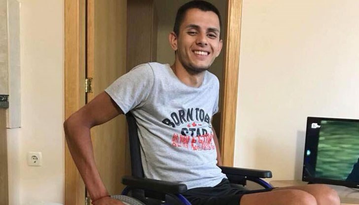 Младежът иска да стъпи отново на краката си след инцидент, преобърнал живота му