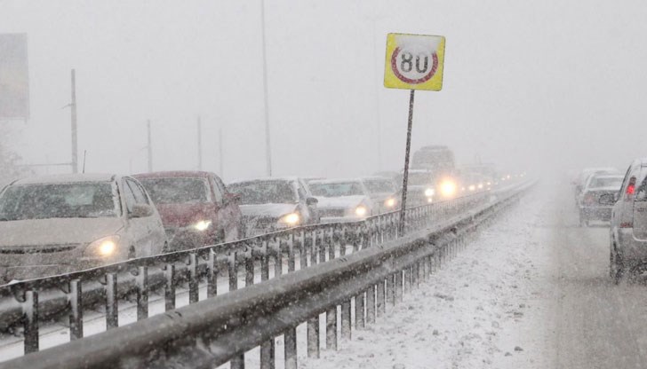 За по-бързото почистване на отсечката при снеговалежа е осигурена почистваща техника от други пътноподдържащи дружества За по-бързото почистване на отсечката при снеговалежа е осигурена почистваща техника от други пътноподдържащи дружества