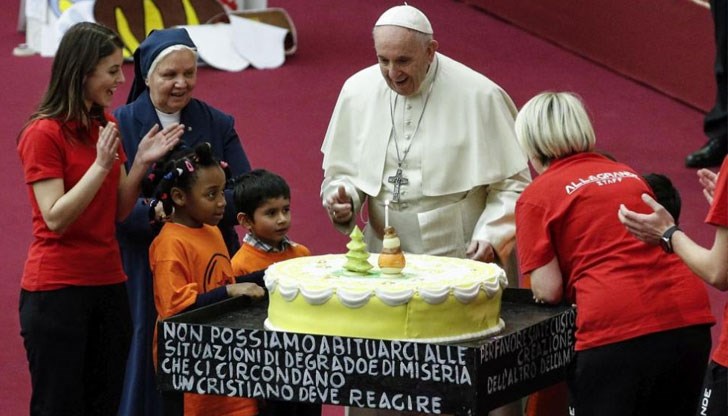 Утре папата навършва 82 години