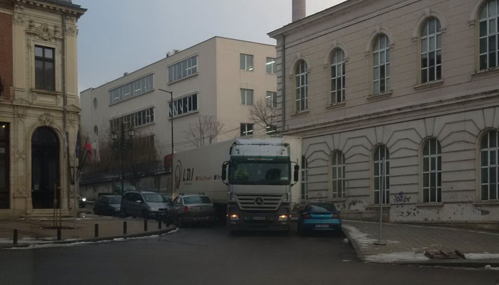 Професионалният" шофьор минава на една боя разстояние от паркираните автомобили по улица "Цар Калоян"