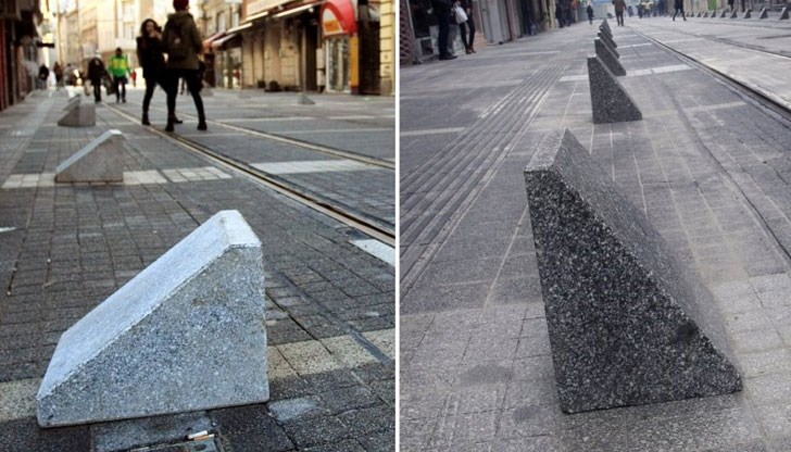Каменните блокчета на столичната улица вече са обърнати