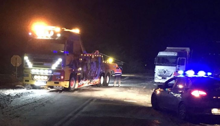Късно снощи лек автомобил с петима младежи се ударил в ремаркето на ТИР