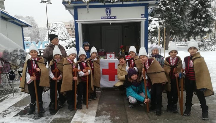 Няколко седмици учениците изработваха сувенири и сурвакници за базара на БЧК, включиха се атрактивно