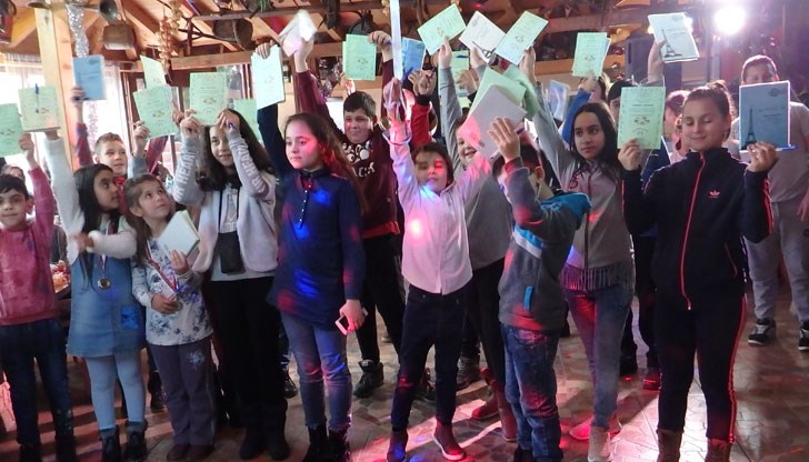 Отличията бяха връчени по време на коледното парти