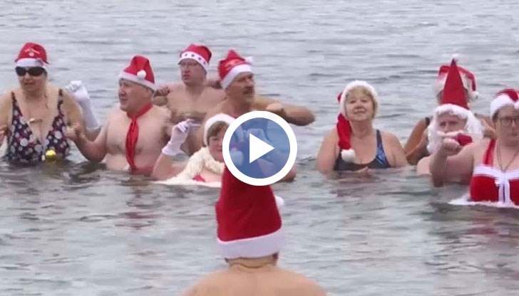 Група германци направи традиционното си плуване на Коледа