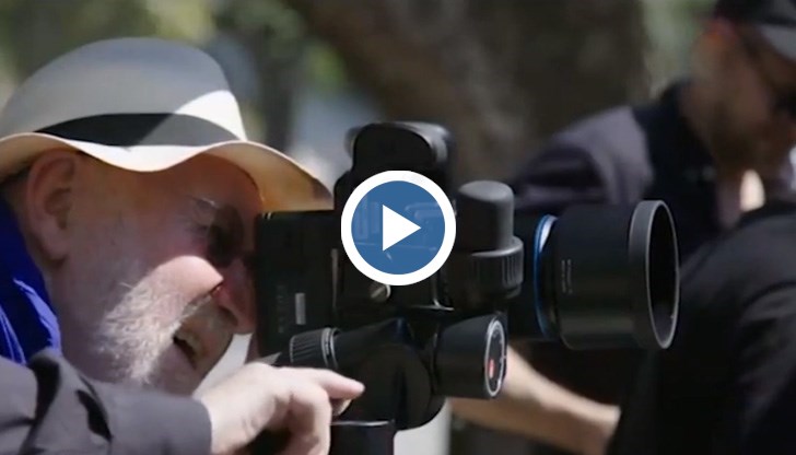 Календарът е черно-бял и включва 40 снимки