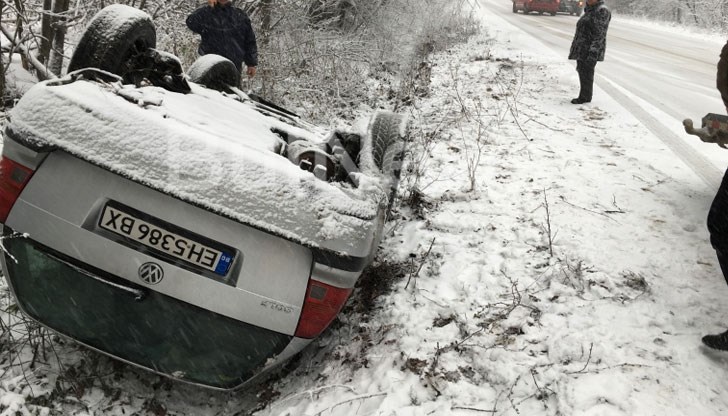 Млада шофьорка обърна колата си по таван
