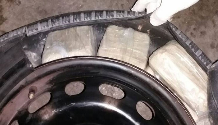 Дрогата била поставена в резервната гума на автомобила