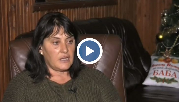 Чашите на масата са пълни с вода