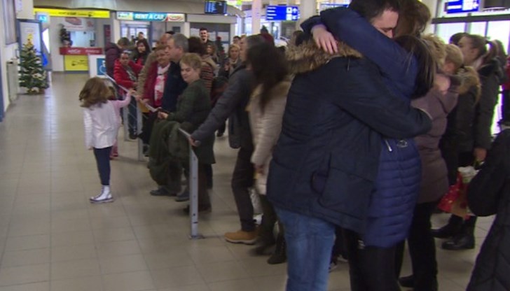 Хиляди българи се връщат от чужбина, за да прекарат празниците с близките си, а те ги посрещат със сълзи на очи