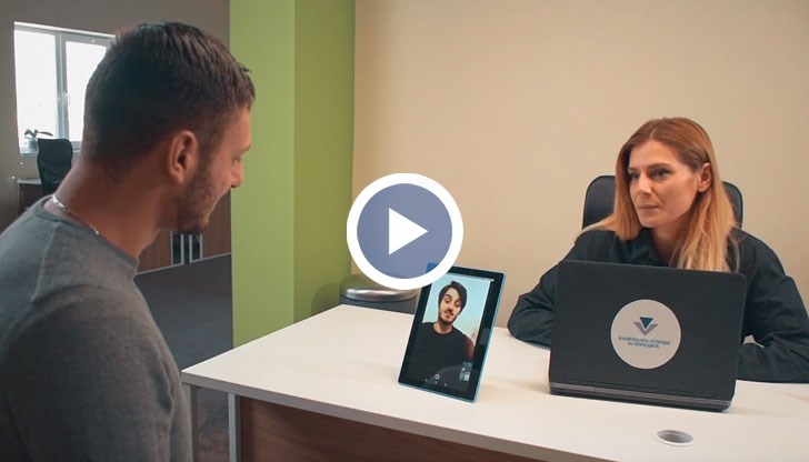 С помощта на таблети  се осъществява видео и гласова връзка с кол центъра за превод