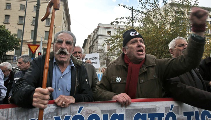 Протестиращите искат от правителството "да върне откраднатите пенсии" Протестиращите искат от правителството "да върне откраднатите пенсии"