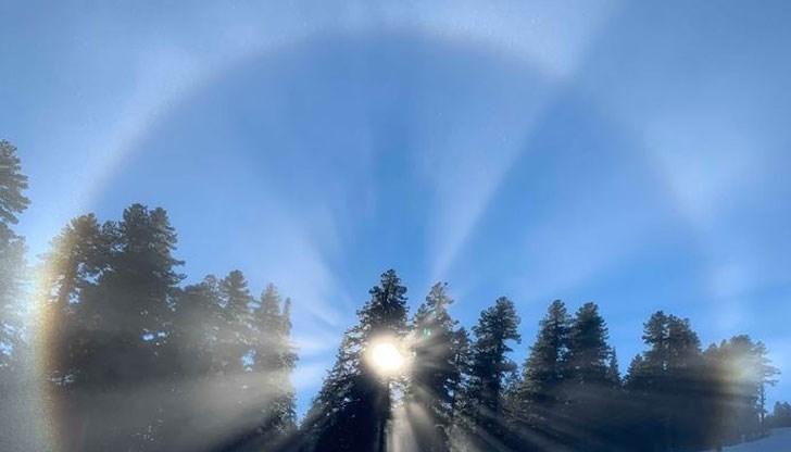 Оптичният феномен е създаден от ледени кристали, който образуват цветни дъги и форми в небето