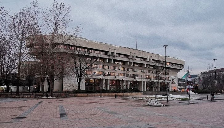 Седеметажната сграда с два входа и с общо 28 апартамента трябва да бъде готова до март 2021 г. Седеметажната сграда с два входа и с общо 28 апартамента трябва да бъде готова до март 2021 г.