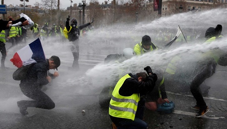 В резултат на съботните протести в Париж пострадаха 133 души