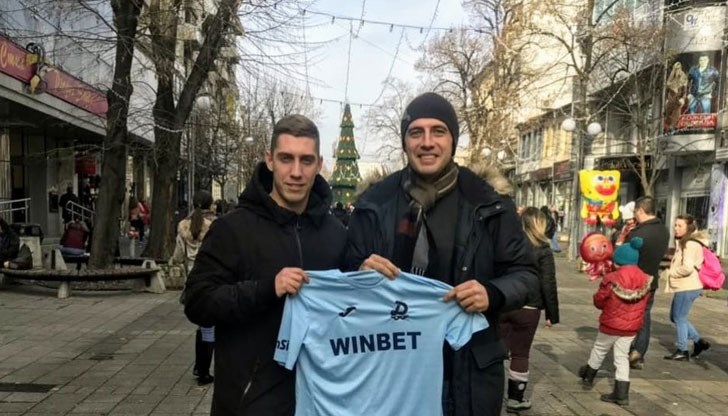 Популярният приятел на Дунав Кирил Евтимов получи неочакван подарък от футболиста на русенския отбор Петър Патев Популярният приятел на Дунав Кирил Евтимов получи неочакван подарък от футболиста на русенския отбор Петър Патев