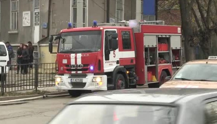 Пожарни екипи са дежурили до пристигане на екип от поддържащата фирма за отстраняване на повредата Пожарни екипи са дежурили до пристигане на екип от поддържащата фирма за отстраняване на повредата