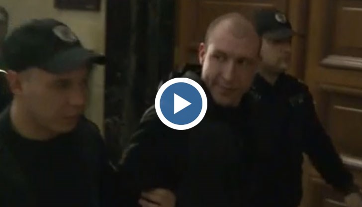 Захари Чернев твърди, че полицаите са стреляли по него