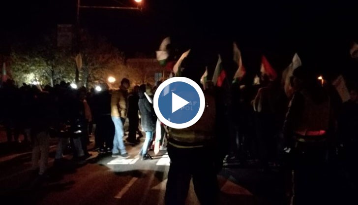 Десетки жандармерийски бусове блокираха Кресна
