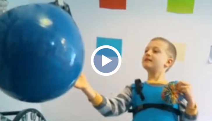 Момчето се развива нормално до 3-годишна възраст, когато се появява болестта и преобръща живота му