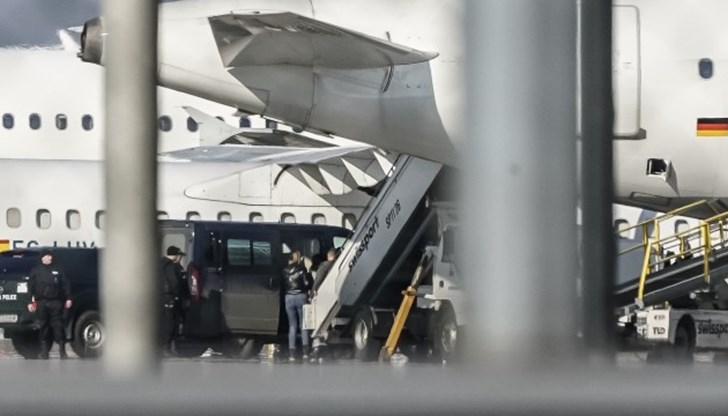 Евгения и Никой Баневи кацнаха на Летище София при засилени мерки за сигурност