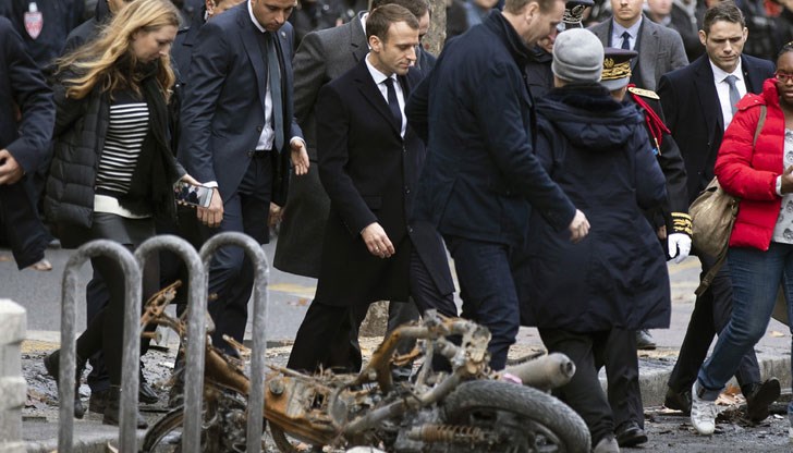 Френският президент огледа щетите от вчерашните безредици в Париж