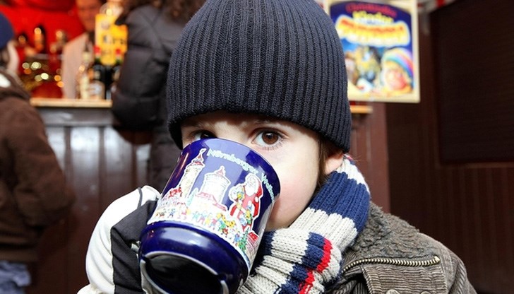 Старт на зимната приказка даде 17-годишна ученичка, облечена като ангел Старт на зимната приказка даде 17-годишна ученичка, облечена като ангел