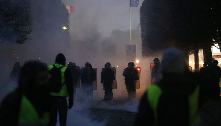 Най-малко 65 души, включително 11 полицаи, са ранени при бурните протести в Париж