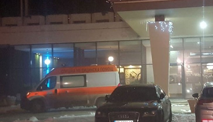 Жена загина падайки на козирката на хотела
