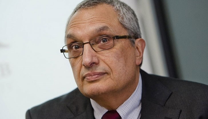 Ходи по лафките, купува им вестниците Ходи по лафките, купува им вестниците