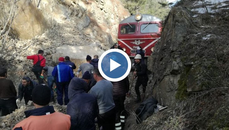 Пътнически влак дерайлира след като скала се стовари отгоре му по линията Якоруда – Белица