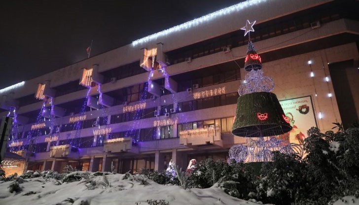 Приказният спектакъл "Коледни искри", коледни песни и забавления съпътства празничното събитие