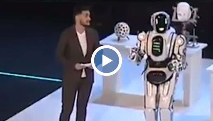 А държавна руска телевизия хвали "модерната" технология въпреки снимки, които разкриват актьор в костюма