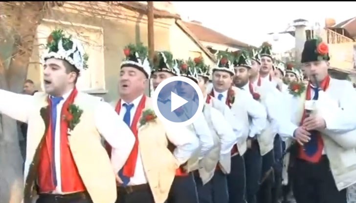 Любопитното е, че кудите са облечени като кавалеристи